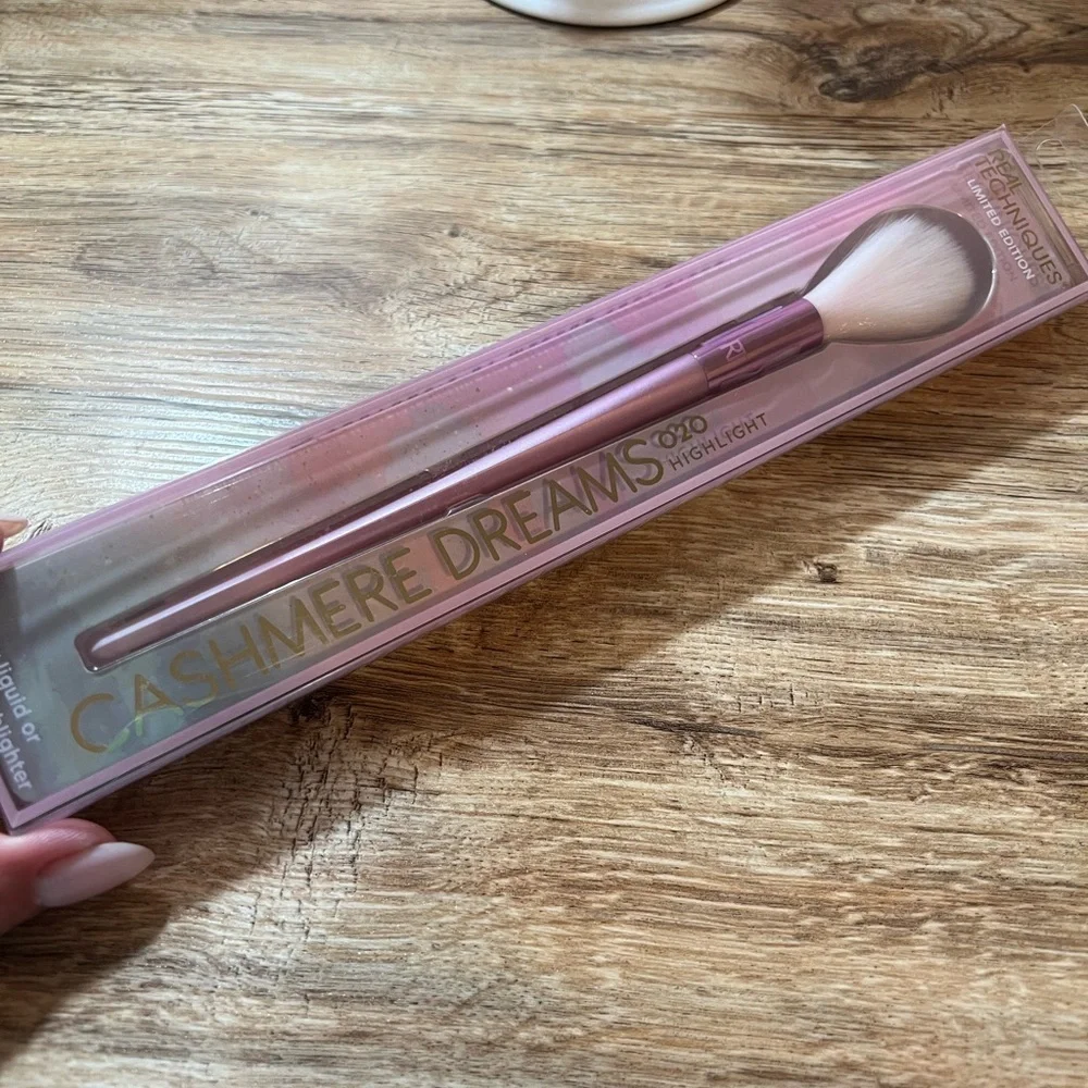 REAL TECHNIQUES • LIMITED EDITION CASHMERE DREAMS • 020 HIGHLIGHT